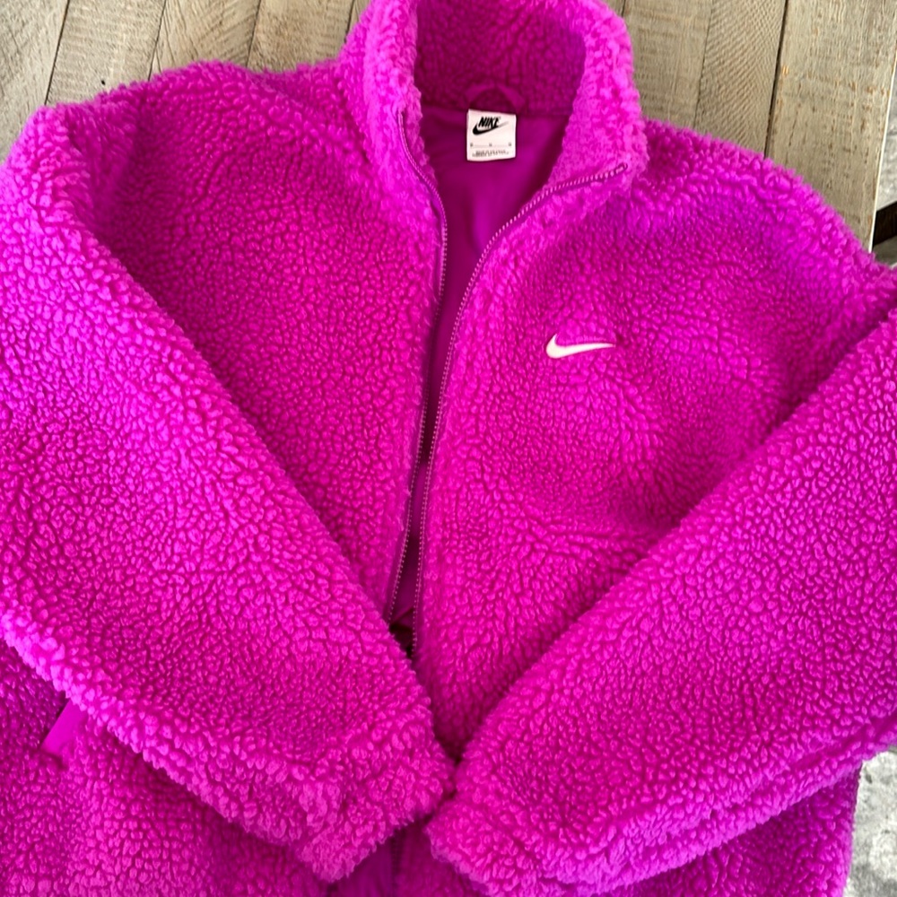 Nike women’s Sherpa fleece jacket. Oversized and slightly cropped.